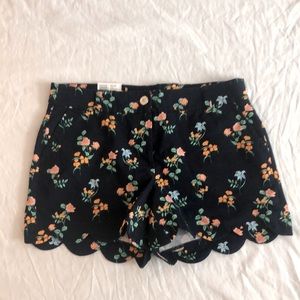 NWT Crown & Ivy Floral Scalloped Shorts